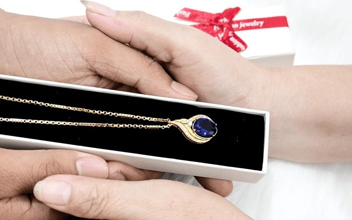 Đồ trang sức là món quà tuyệt vời bạn có thể dành tặng mẹ vào ngày 8/3