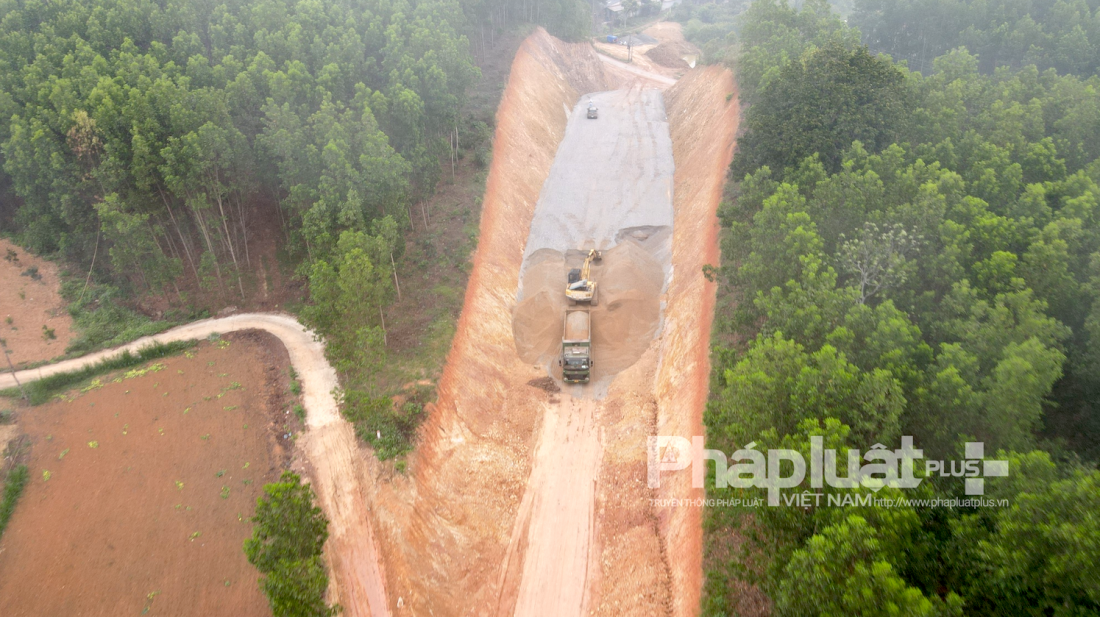 Công ty CP Xây dựng thương mại 559 đã khai thác vật liệu không rõ nguồn gốc, sử dụng vào công trình thi công. Ảnh: Pháp luật Plus