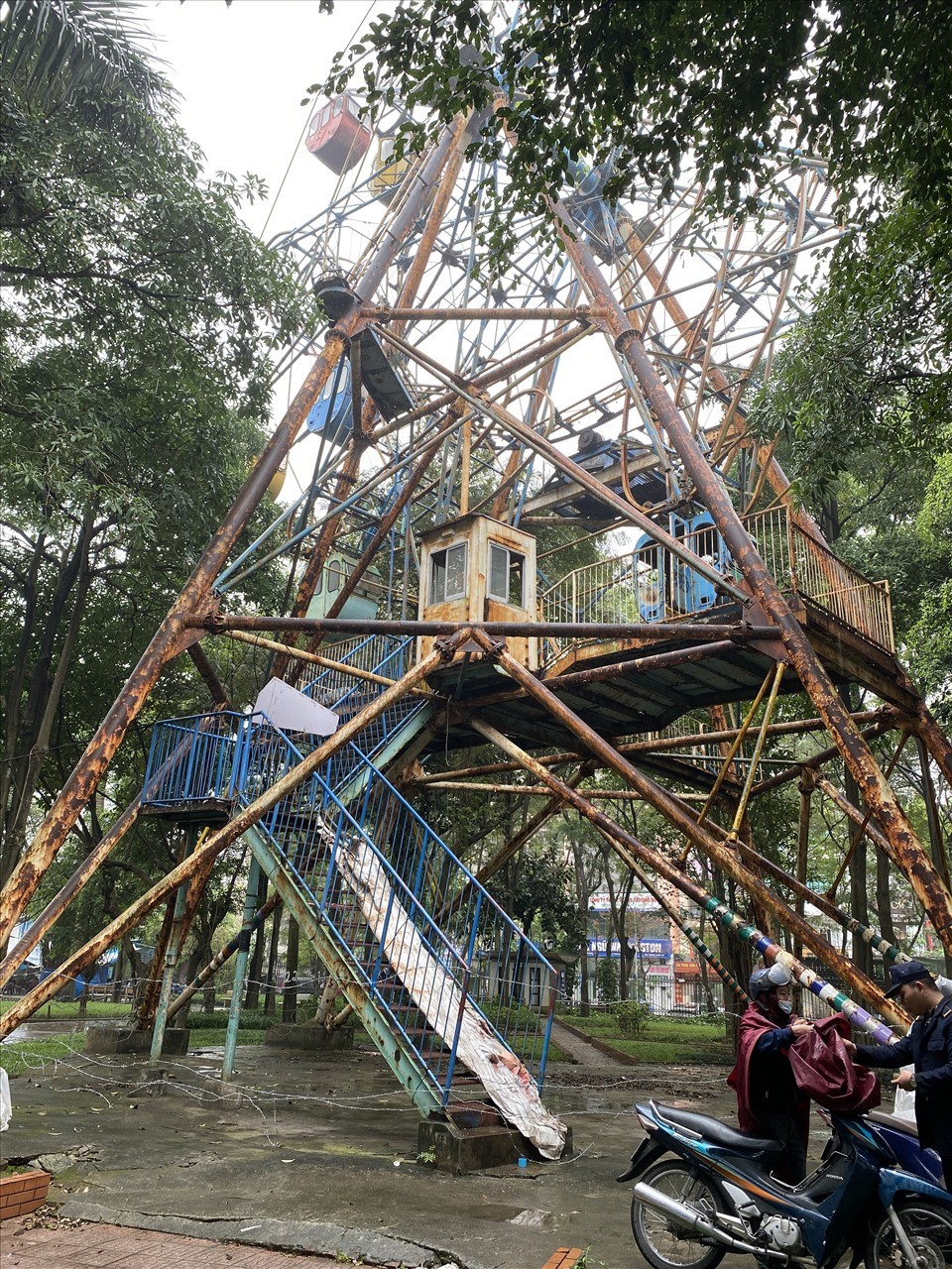 Vòng đu quay xuống cấp, hoen gỉ nhiều năm tại công viên Tuổi trẻ Thủ đô. Ảnh: Lao động