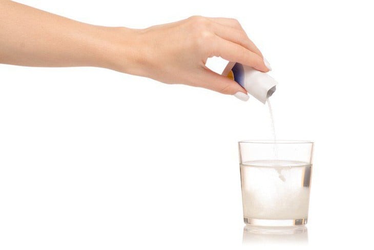 Bác sĩ khuyến cáo pha oresol theo đúng chỉ định của bác sĩ hoặc hướng dẫn của nhà sản xuất. Ảnh minh họa