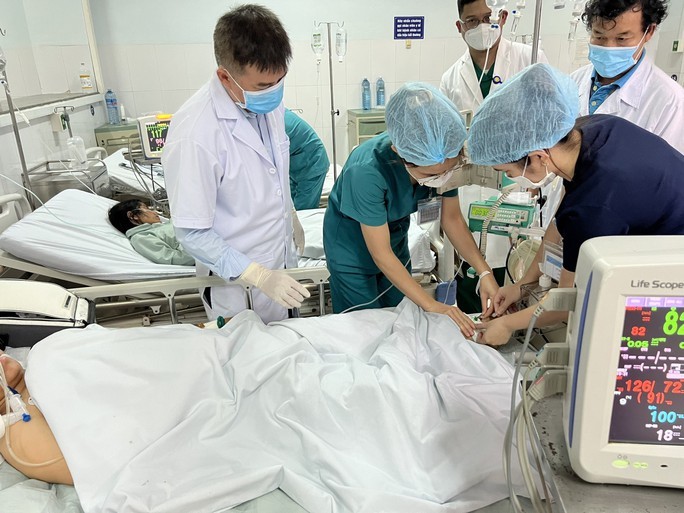 Các bác sĩ tiếp tục tập trung cứu người ngộ độc. Ảnh: Người Lao động
