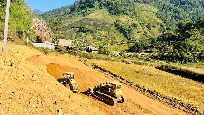 Nhà thầu đang tích triển khai dự án kết nối giao thông miền núi phía Bắc qua tỉnh Lai Châu và Yên Bái. Ảnh: CTV/BNEWS/TTXVN