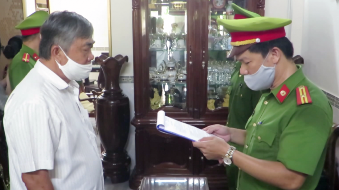 Ông Nguyễn Chí Hiến, Phó chủ tịch thường trực UBND tỉnh Phú Yên, khi bị cơ quan CSĐT Công an tỉnh Phú Yên đọc lệnh bắt tạm giam. Ảnh: Thanh niên