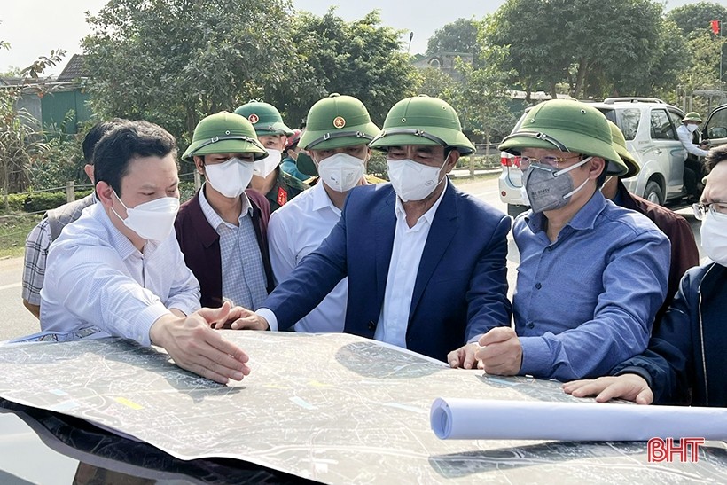 Chủ tịch UBND tỉnh Võ Trọng Hải kiểm tra thực địa hướng tuyến các dự án thành phần đường bộ cao tốc Bắc - Nam đoạn Bãi Vọt - Kỳ Anh. Ảnh: Báo Hà Tĩnh