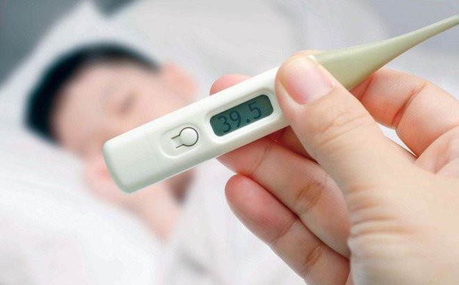 Khi trẻ sốt cao mà không đáp ứng thuốc hạ sốt cha mẹ cần đưa tới các cơ sở y tế