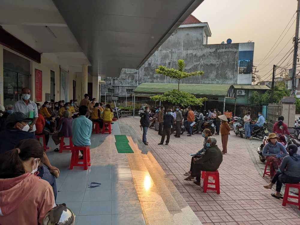Nghe tin đồn thất thiệt, người dân đổ xô đi làm thủ tục đất đai. Ảnh: Báo Tài nguyên và Môi trường