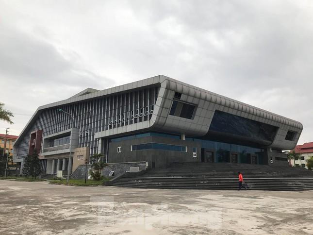  Nhà hát huyện Đan Phượng, được đầu tư cả trăm tỷ đồng nhưng nhiều năm phơi mưa, nắng, không được sử dụng chụp năm 2020