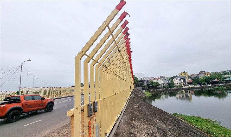 Hạng mục trang trí ở cầu Đại An bị phản ứng. Ảnh: Lao động