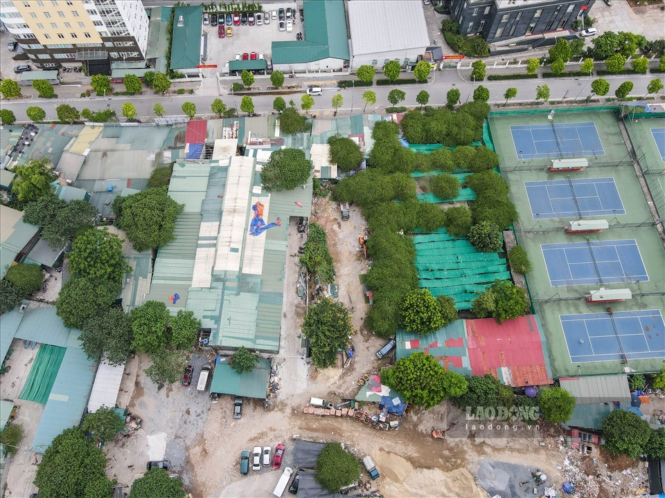 Khu đất bất ngờ mọc lên hàng loạt công trình sai mục đích như bãi rửa xe, gara ôtô, buôn bán sắt vụn, sân bóng đá... Ảnh: Báo Lao Động