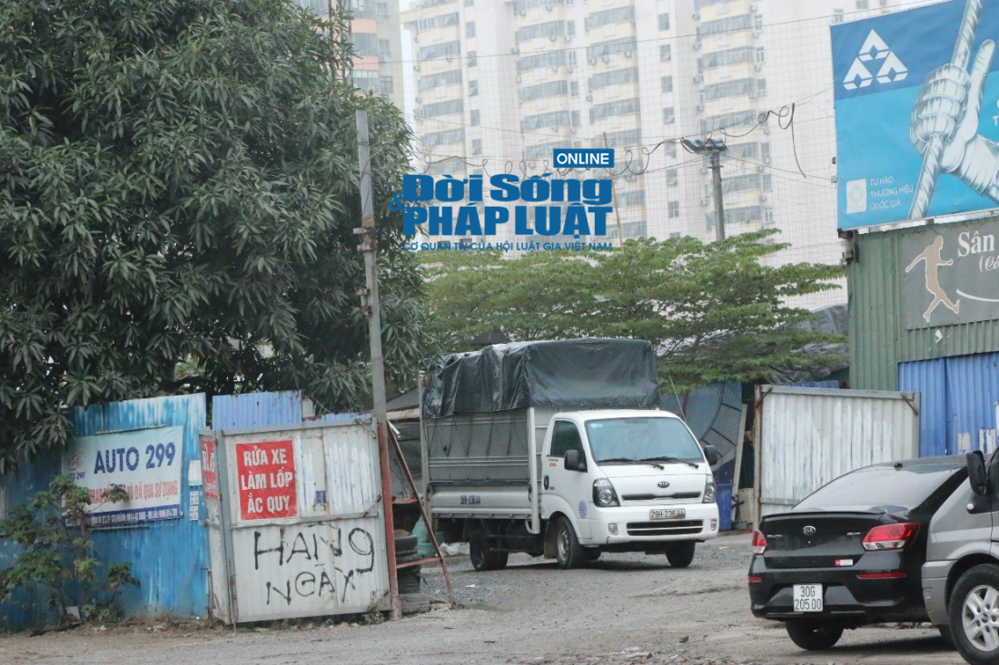 Bãi rửa xe được dựng lên tạm bợ, tiềm ẩn nguy hiểm an toàn phòng cháy chữa cháy. Ảnh: Đời sống và Pháp luật 