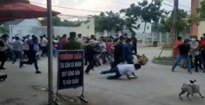 Người dân ngã nhào khi cố gắng chạy thật nhanh vào trong để xếp hàng, lấy số thứ tự mong muốn để chờ được làm thủ tục, hồ sơ tại Chi nhánh Văn phòng đăng ký đất đai H.Chơn Thành (Bình Phước). Ảnh cắt từ cllip