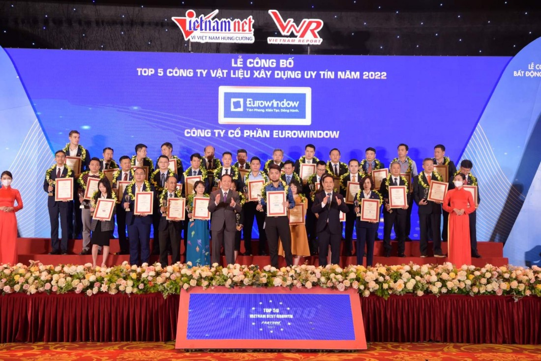Đại diện Công ty CP Eurowindow đón nhận giải thưởng năm thứ 6 liên tiếp.