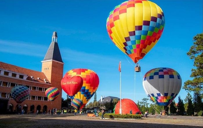 Vừa phục hồi sau đại dịch, nhiều doanh nghiệp du lịch, dịch vụ tại Lâm Đồng lại lo lắng vì tiền thuê đất tăng cao. (Ảnh: Ngô Văn Lai)