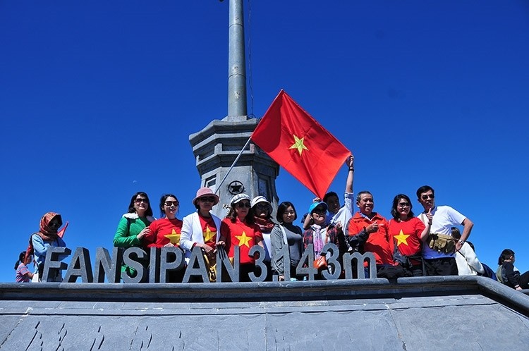  Đỉnh Fansipan thu hút đông đảo du khách. 