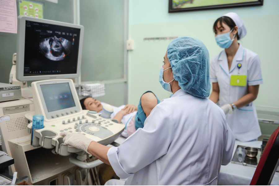 Muốn được cấp phép hoạt động, các phòng khám sản phụ khoa cần đáp ứng những điều kiện nhất định về cơ sở vật chất, nhân sự... theo quy định của pháp luật. Ảnh minh họa