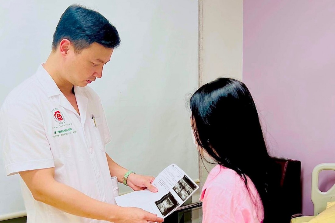 TS. BS Phạm Ngọc Minh, khoa Phẫu thuật Tạo hình và Vi phẫu, Bệnh viện TWQĐ 108  khám cho bệnh nhân