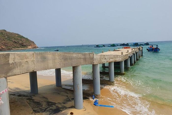 Chưa có giấy phép xây dựng, chủ đầu tư dự án điểm du lịch Hòn Khô đã xây cầu tàu trái phép. Ảnh: PLO.vn