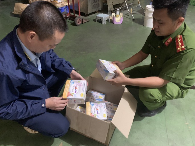 Lực lượng chức năng phát hiện 30.000 que kem làm từ nguyên liệu quá hạn sử dụng