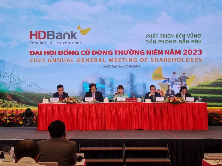 Quang cảnh Đại hội đồng cổ đông năm 2023 của HDBank. Ảnh: Tuổi Trẻ