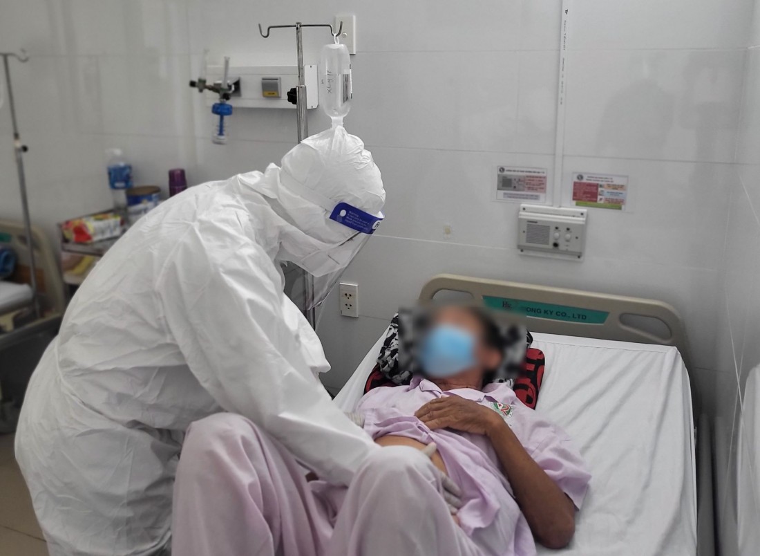 Bác sĩ thăm khám cho một bệnh nhân Covid-19 tại TP.HCM sáng 26/4. 