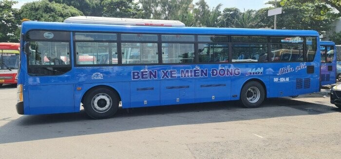 Khi mới di dời các tuyến xe khách từ bến cũ ra bến mới, bến xe có bố trí tuyến xe buýt miễn phí phục vụ người dân. Ảnh: Báo Giao thông Vận tải