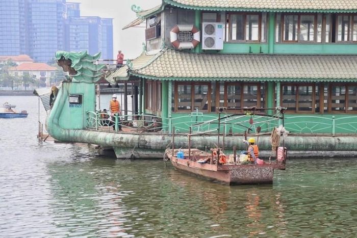 Lực lượng chức năng thực hiện cưỡng chế du thuyền cũ trên Hồ Tây. Ảnh Đại đoàn kết
