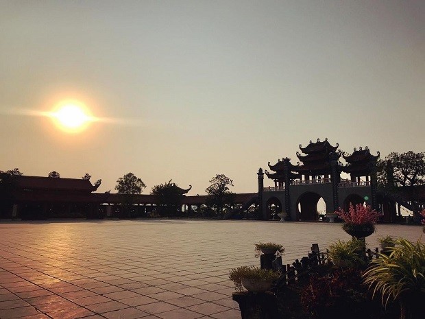 Chùa Ba Vàng với khung cảnh non nước hữu tình xung quanh (Ảnh: @yenivyy)