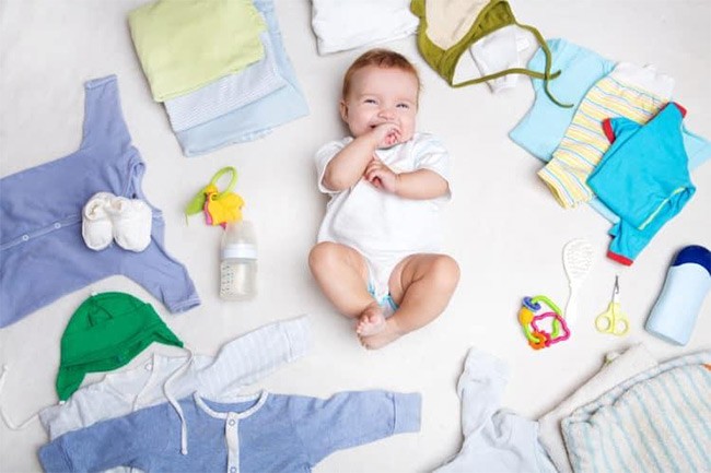 Chuẩn bị quần áo và các vật dụng cần thiết cho trẻ. 