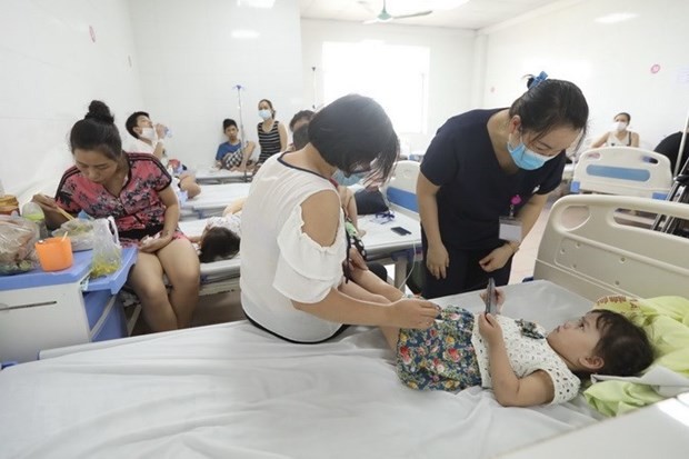 Bệnh nhi điều trị sốt xuất huyết tại bệnh viện. Ảnh: TTXVN