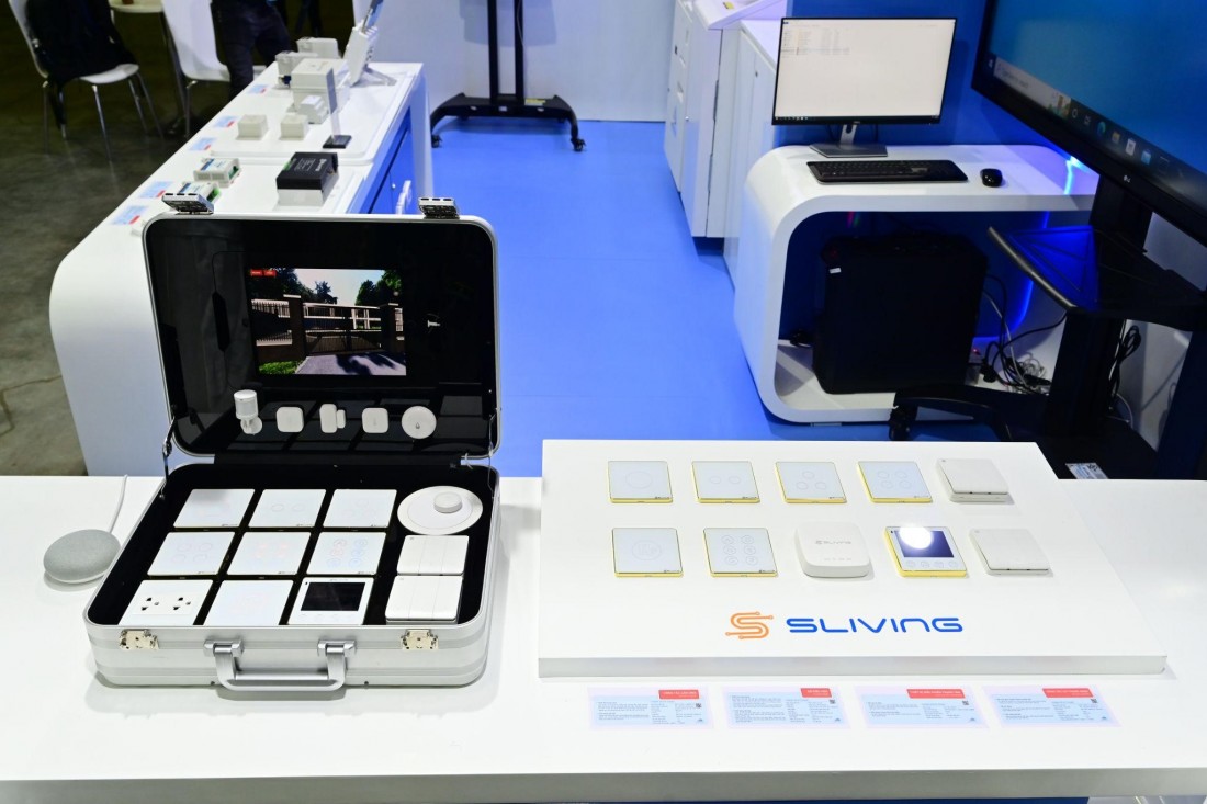 Vali demo Sliving và các thiết bị công tắc thông minh do Unicloud sản xuất.