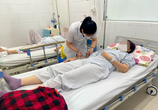 Nhân viên y tế thăm khám cho bệnh nhân. Ảnh: An ninh Thủ đô