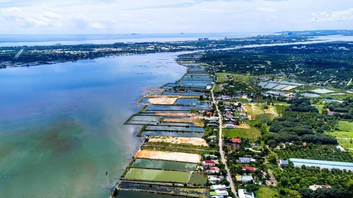 Tình trạng hiến đất làm đường để phân lô dọc đầm Thủy Triều trong giai đoạn 2018 - 2020. Ảnh minh họa: Báo Khánh Hòa