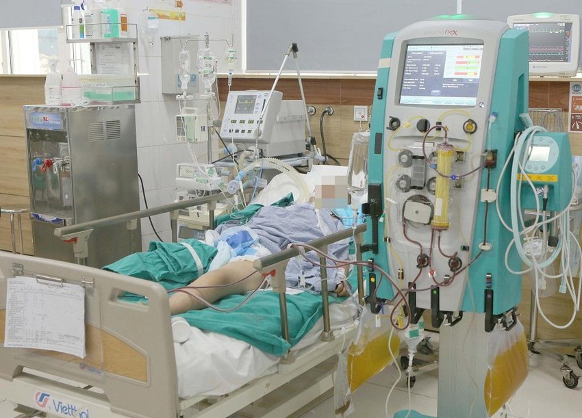 Trong số 4 bệnh nhân đang được điều trị tại BV Bạch Mai có 2 người đang phải thở máy, hồi sức tích cực, tiên lương nặng. Ảnh: Bệnh viện