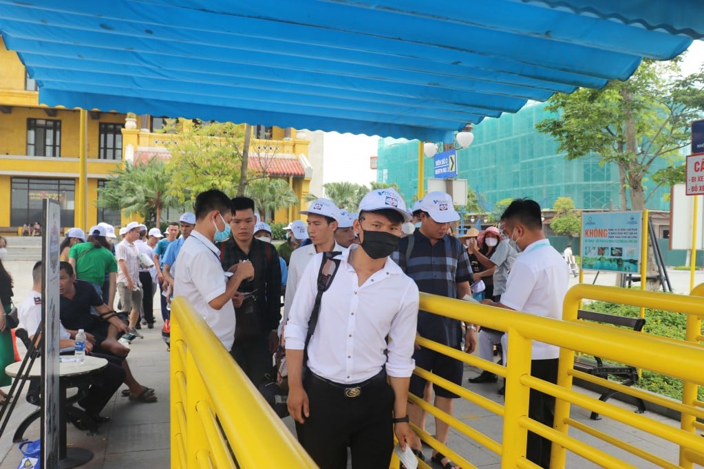 Du khách tham quan Vịnh Hạ Long từ Cảng tàu khách quốc tế Hạ Long. Ảnh: Báo Quảng Ninh