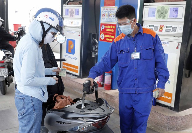 Ủy ban Thường vụ Quốc hội họp bất thường xem xét việc giảm thuế xăng dầu