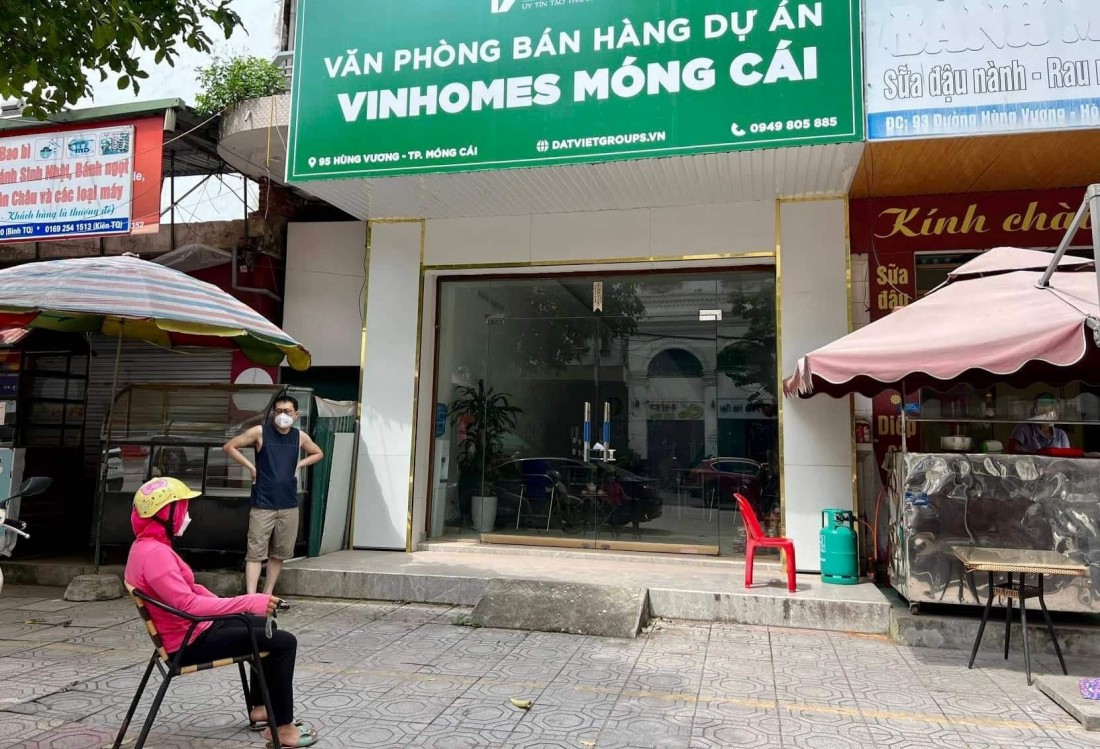 Theo UBND TP.Móng Cái, trên địa bàn không có dự án nào có tên VINHOMES MÓNG CÁI giống như tên trên biển hiệu của văn phòng này. Ảnh: Thanh niên