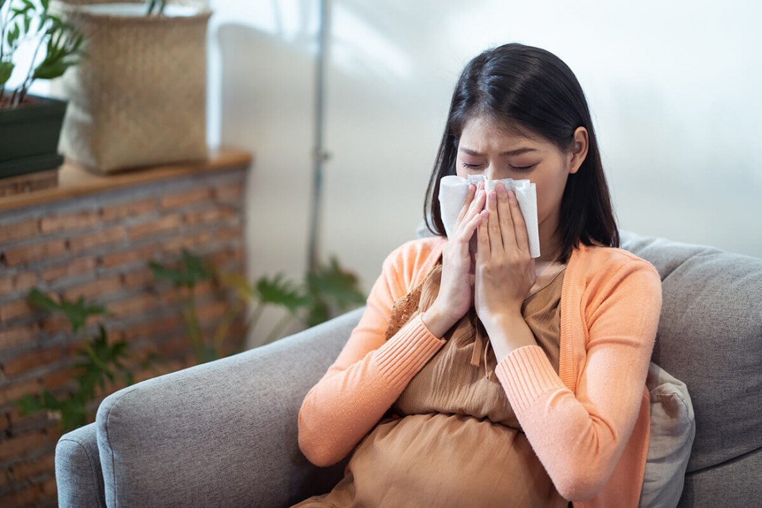 Phụ nữ có thai những tháng đầu nên đến cơ sở Y tế để bác sĩ khám, chăm sóc và điều trị. Ảnh minh họa