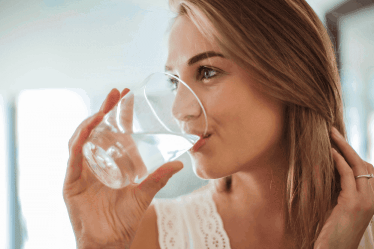 Người bị cảm cúm nên uống nhiều nước. Ảnh minh họa