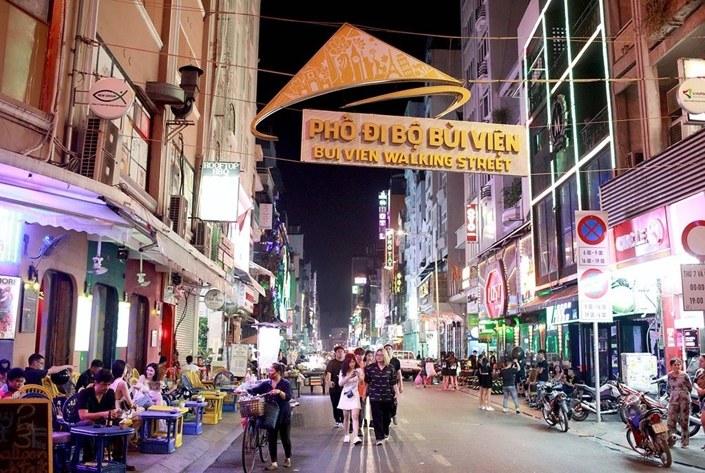 Sắp tới, ngoài các phố đi bộ hiện hữu như Nguyễn Huệ, Bùi Viện (ảnh), TP.HCM sẽ có thêm nhiều tuyến phố đi bộ khác. Ảnh Thanh Niên