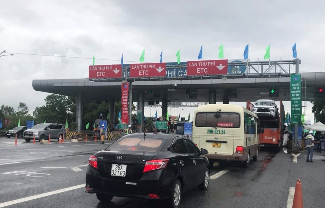 Phương tiện lưu thông qua làn ETC thuận lợi, nhanh chóng trên cao tốc Cầu Giẽ-Ninh Bình. Ảnh: Vietnam+