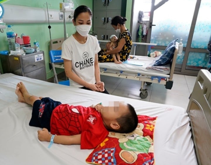 Bé trai 3 tuổi sau 1 tuần điều trị tại Bệnh viện Nhi Trung ương. Ảnh: Bệnh viện Nhi Trung ương