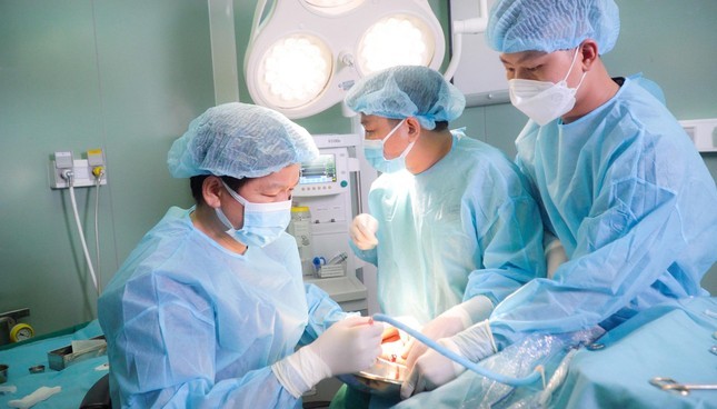 Các bác sĩ thực hiện ca phẫu thuật. Ảnh: BVCC