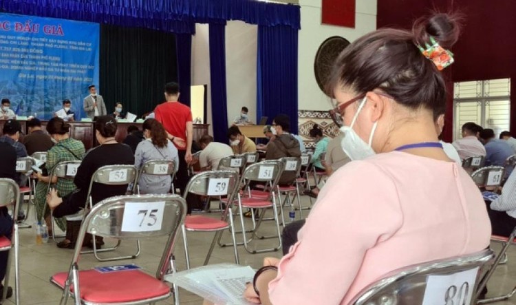 Bên trong phiên đấu giá Khu quy hoạch chi tiết xây dựng khu dân cư xã Chư H’Drông ngày 26/3/2022 tại Thành phố Pleiku.