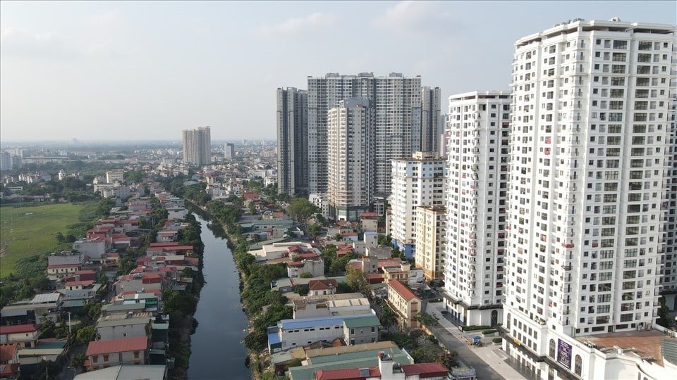 Khi mua bán nhà đất, người dân sẽ phải đóng một số loại thuế, phí để thực hiện thủ tục chuyển nhượng nhà đất