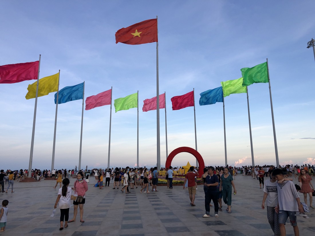 Công viên Cột cờ, Bãi Sau (TP. Vũng Tàu) đông đúc khách đến tham quan, du lịch. Ảnh: Báo Bà Rịa - Vũng Tàu