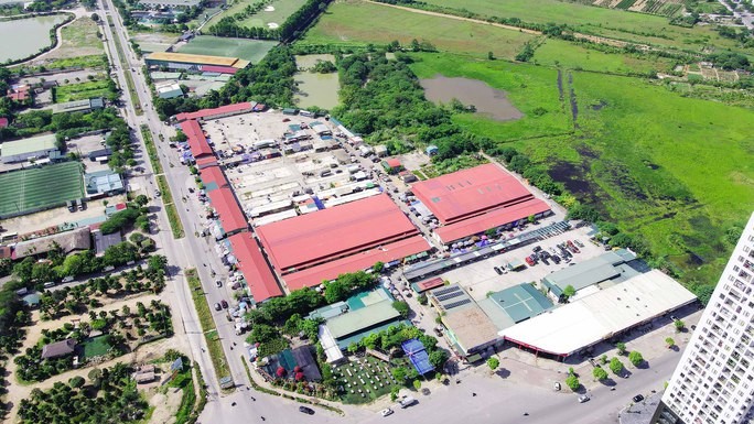 dự án công viên thể thao cây xanh có diện tích gần 100ha thuộc địa bàn 2 phường Kiến Hưng và Hà Cầu được quy hoạch cách đây 20 năm nhưng do thiếu nhà đầu tư xây dựng nên để hoang hoá cho thuê đất làm nhà hàng, kho xưởng, bến bãi, gara sửa xe, chợ dân sinh...