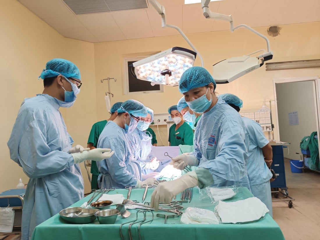 ekip mổ liên viện của Bệnh viện K và Bệnh viện Phụ sản Trung ương.
