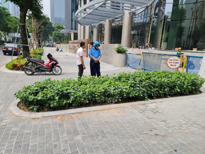 Đại diện chủ đầu tự dự án có thái độ bất hợp tác khi lực lượng chức năng kiểm tra bồn hoa lấn chiếm vỉa hè trước 