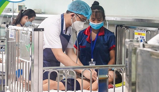 Bệnh nhi nhiễm Adenovirus đang được điều trị tại Trung tâm Hô hấp, Bệnh viện Nhi Trung ương