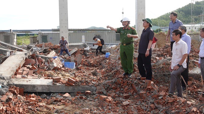 Hiện trường vụ bức tường bị sập khiến 5 người chết, 6 người bị thương. Ảnh: Báo Lao động
